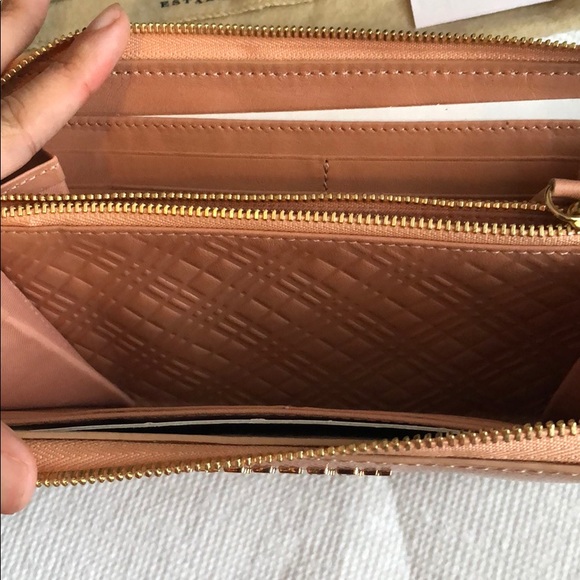 Burberry Calf Leather NWOT ZIP Around Wallet - Picture 6 of 8